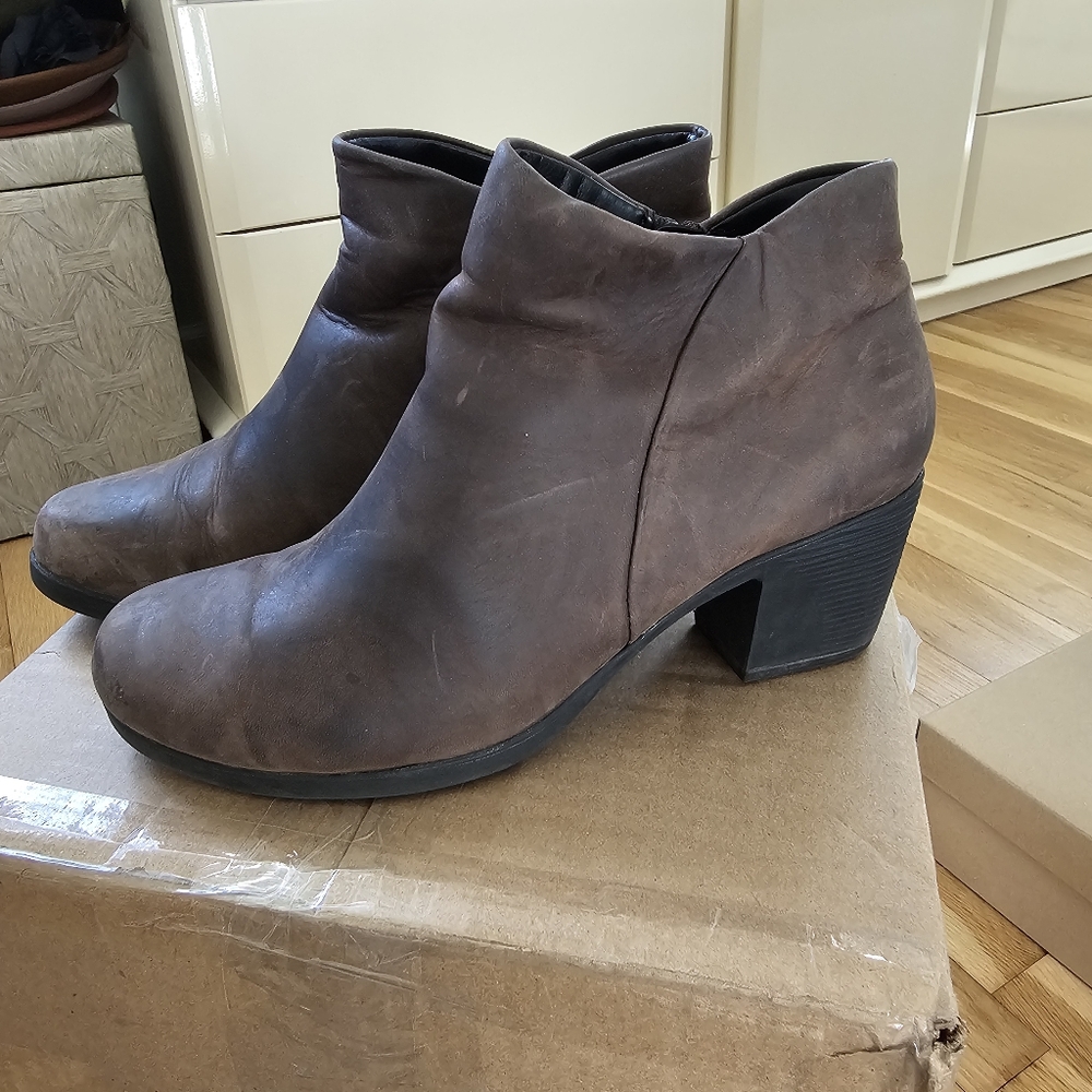 Clarks Unstructred Brown Ankle Boot - image 3